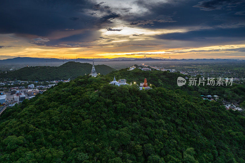 在Phra Nakhon Khiri历史公园的暮色中